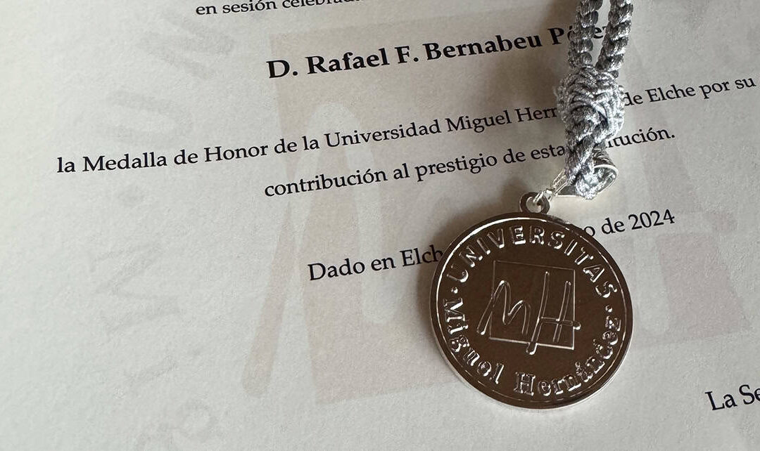 El doctor Rafael Bernabeu, condecorado con la Medalla de Honor de la Universidad Miguel Hernández de Elche