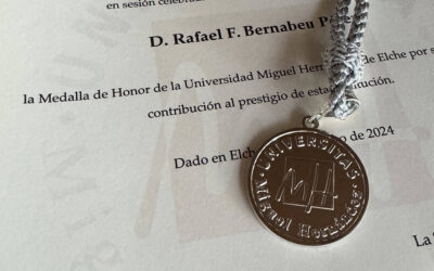 El doctor Rafael Bernabeu, condecorado con la Medalla de Honor de la Universidad Miguel Hernández de Elche
