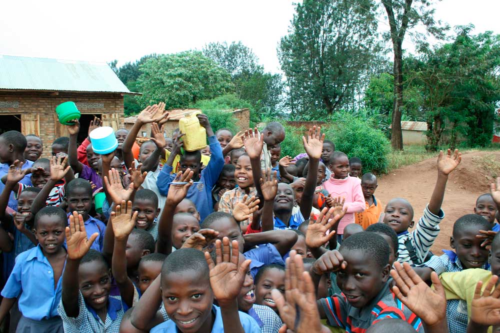 La Fundación Rafael Bernabeu colabora en la construcción de un colegio y un pozo de agua en Uganda
