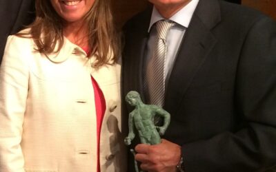 El Dr. Rafael Bernabeu recibe el premio a la Trayectoria Profesional de la Organización Médica Colegial de España