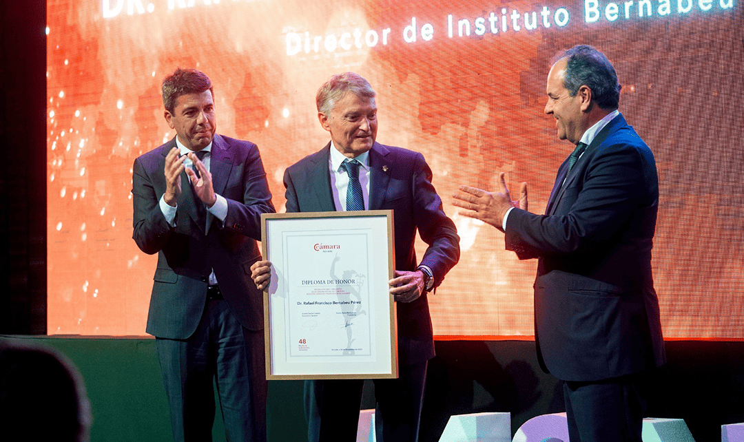 El doctor Rafael Bernabeu recibe la Medalla de Oro y Brillantes de la Cámara de Comercio de Alicante