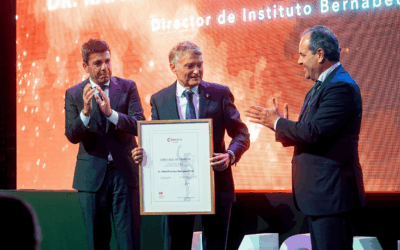 El doctor Rafael Bernabeu recibe la Medalla de Oro y Brillantes de la Cámara de Comercio de Alicante